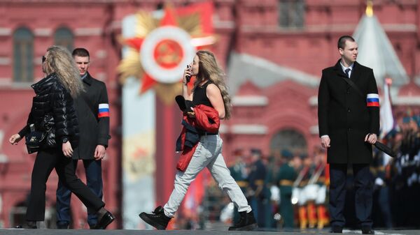 Москвичи прогуливаются перед началом генеральной репетиции военного парада на Красной площади