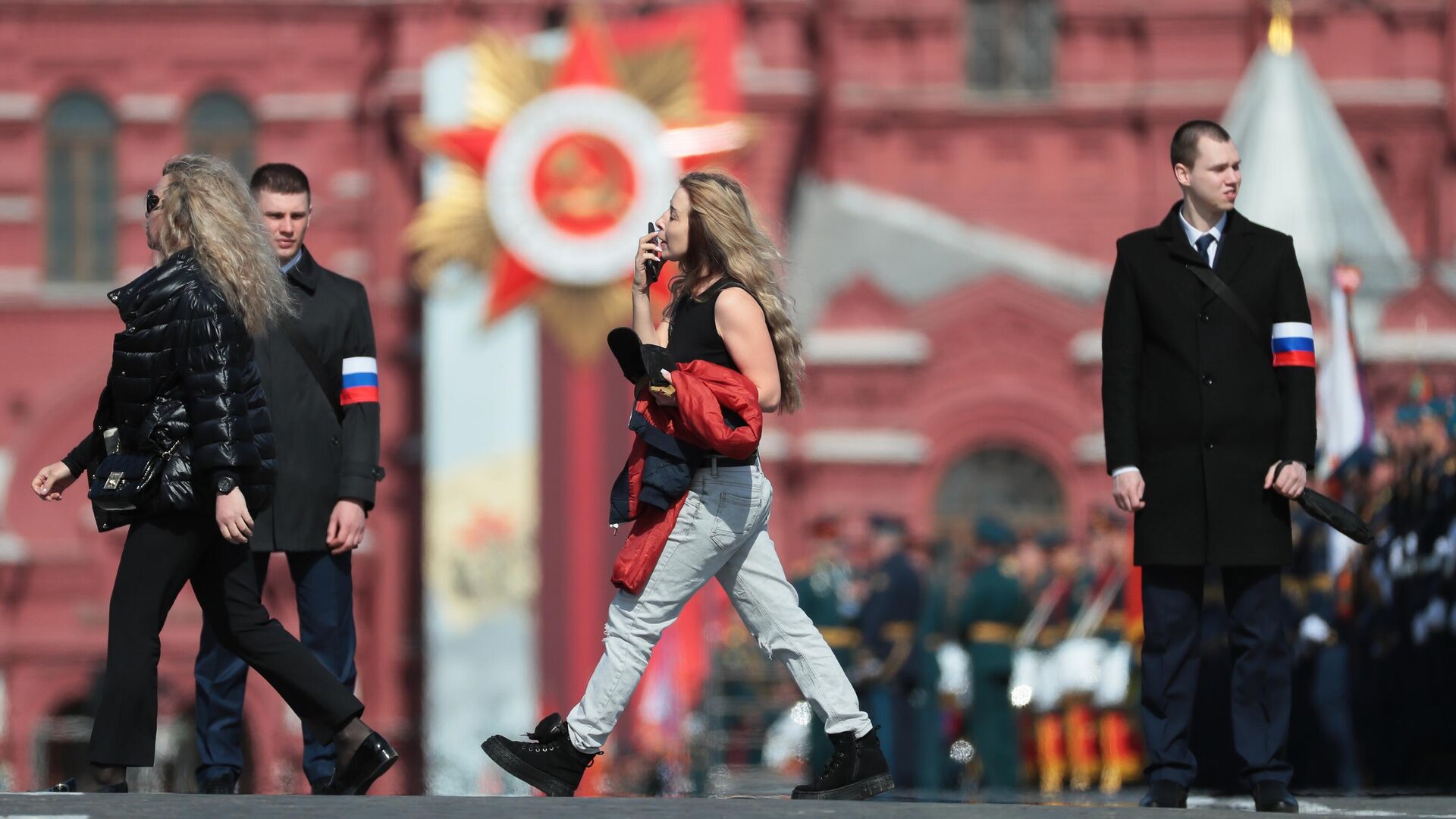 Москвичи прогуливаются перед началом генеральной репетиции военного парада на Красной площади - РИА Новости, 1920, 07.05.2022