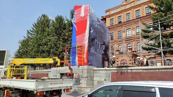 Задрапированный памятник им. Ленина на центральной площади Хабаровска