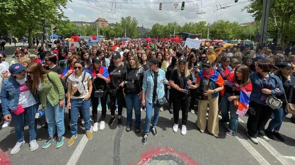 Старт женского шествия оппозиционного движения Сопротивление в Ереване