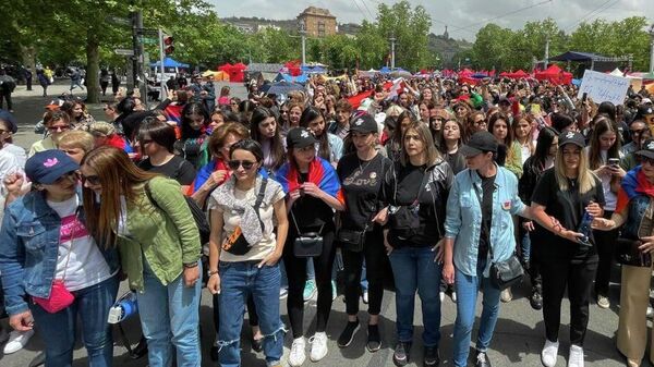 Старт женского шествия оппозиционного движения Сопротивление в Ереване