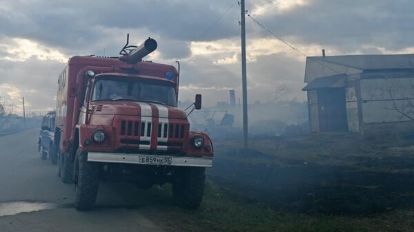 Пожарная машина в Называевске Омской области, охваченном пожаром