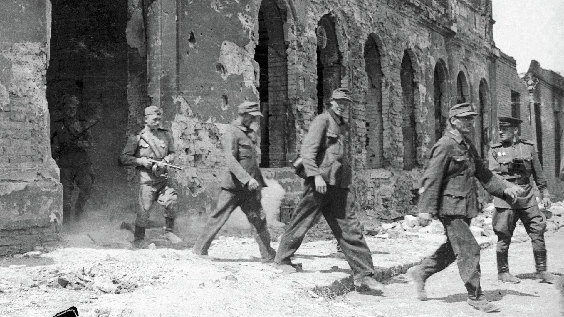 Солдаты вермахта сдаются в плен Красной Армии - РИА Новости, 1920, 07.05.2022