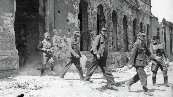 Солдаты вермахта сдаются в плен Красной Армии