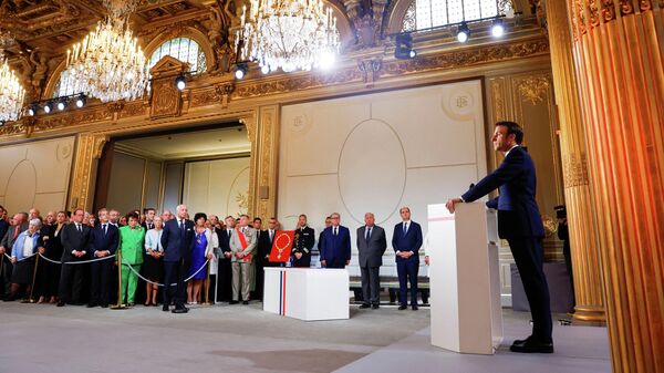 Президент Франции Эммануэль Макрон выступает на церемонии инаугурации в Елисейском дворце
