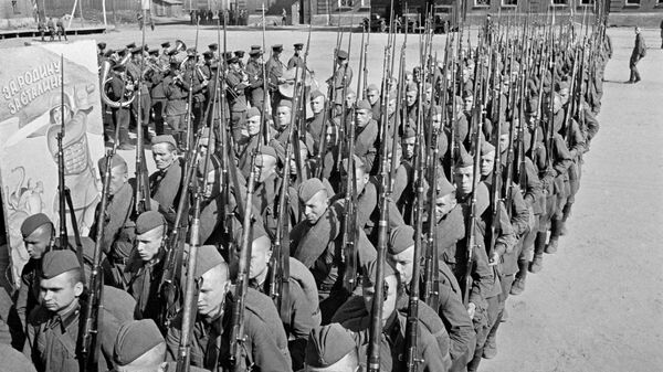 Великая Отечественная война 1941-1945 гг. Мобилизация. Колонны бойцов движутся на фронт