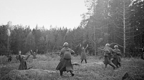 Деревня Витовка, Брянский фронт. Немецкие солдаты сдаются в плен, 1941 год