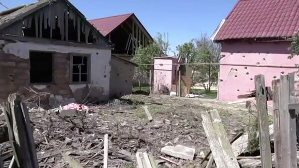 Последствия удара ракетой Точка-У по частным жилым домам в городе Голая Пристань Херсонской области. Кадр видео