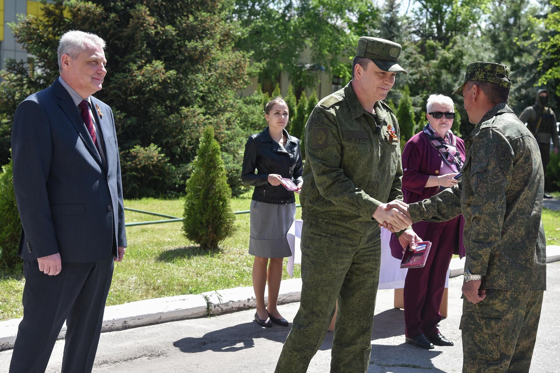 Глава Луганской народной республики Леонид Пасечник наградил российских саперов и сотрудников ТЭС в городе Счастье - РИА Новости, 1920, 07.05.2022