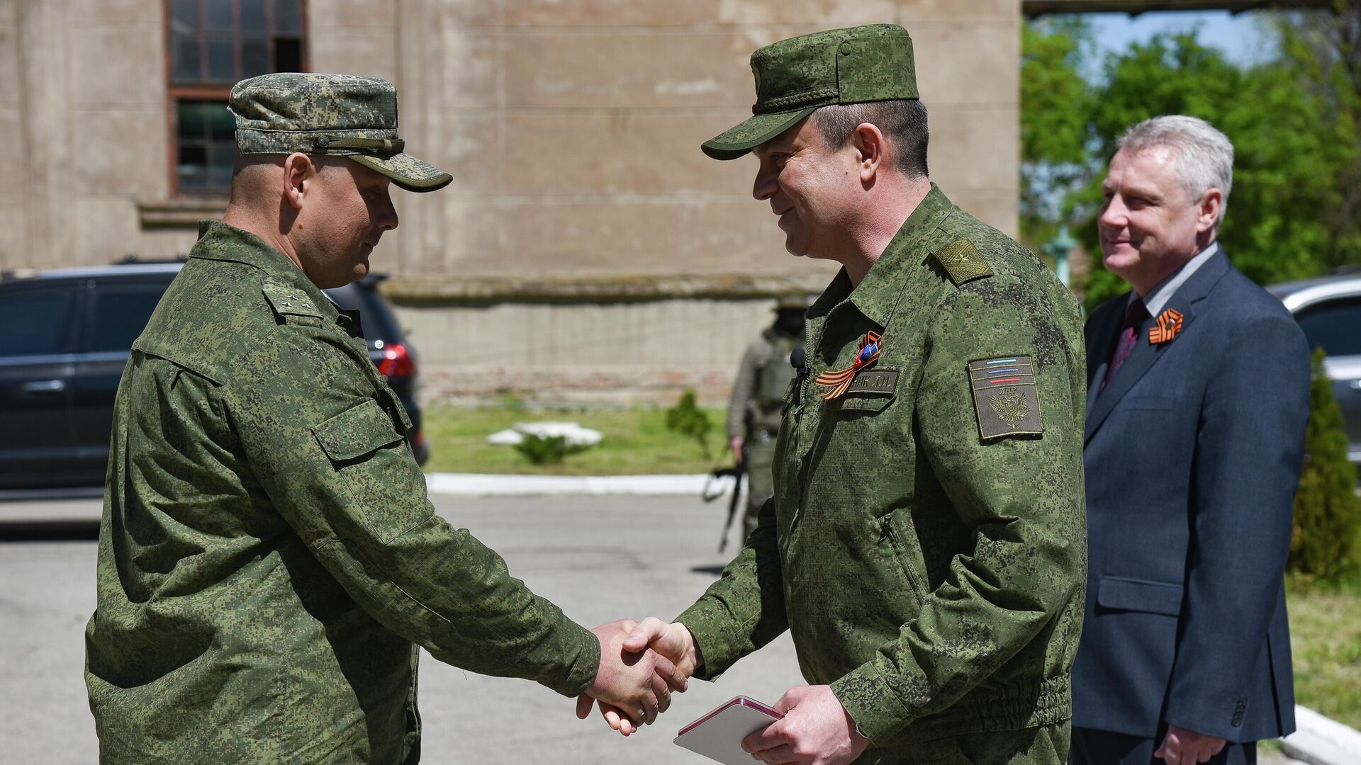 Глава Луганской народной республики Леонид Пасечник наградил российских саперов и сотрудников ТЭС в городе Счастье - РИА Новости, 1920, 07.05.2022