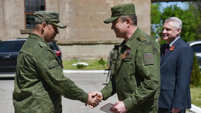 Глава Луганской народной республики Леонид Пасечник наградил российских саперов и сотрудников ТЭС в городе Счастье