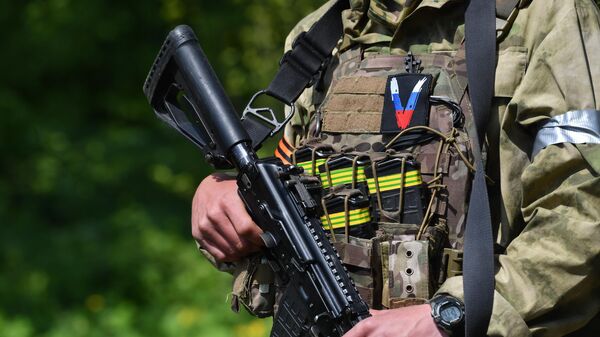 Нашивка со знаком V на форме военнослужащего разведгруппы ВС России, работающего на Харьковском направлении