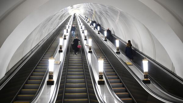 Пассажиры на эскалаторе станции метро Рижская