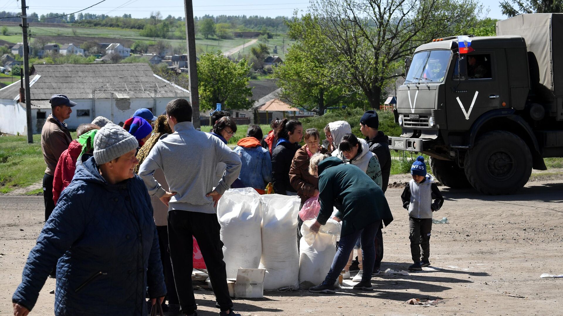 Местные жители стоят в очереди за российской гуманитарной помощью в одном из сел в Харьковской области - РИА Новости, 1920, 06.05.2022