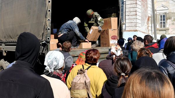 Военнослужащие ВС РФ раздают гуманитарную помощь жителям одного из сел в Харьковской области