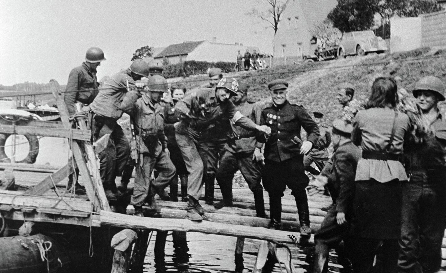 Советские и американские военнослужащие встречаются на реке Эльбе Советские и американские военнослужащие встречаются на реке Эльбе
