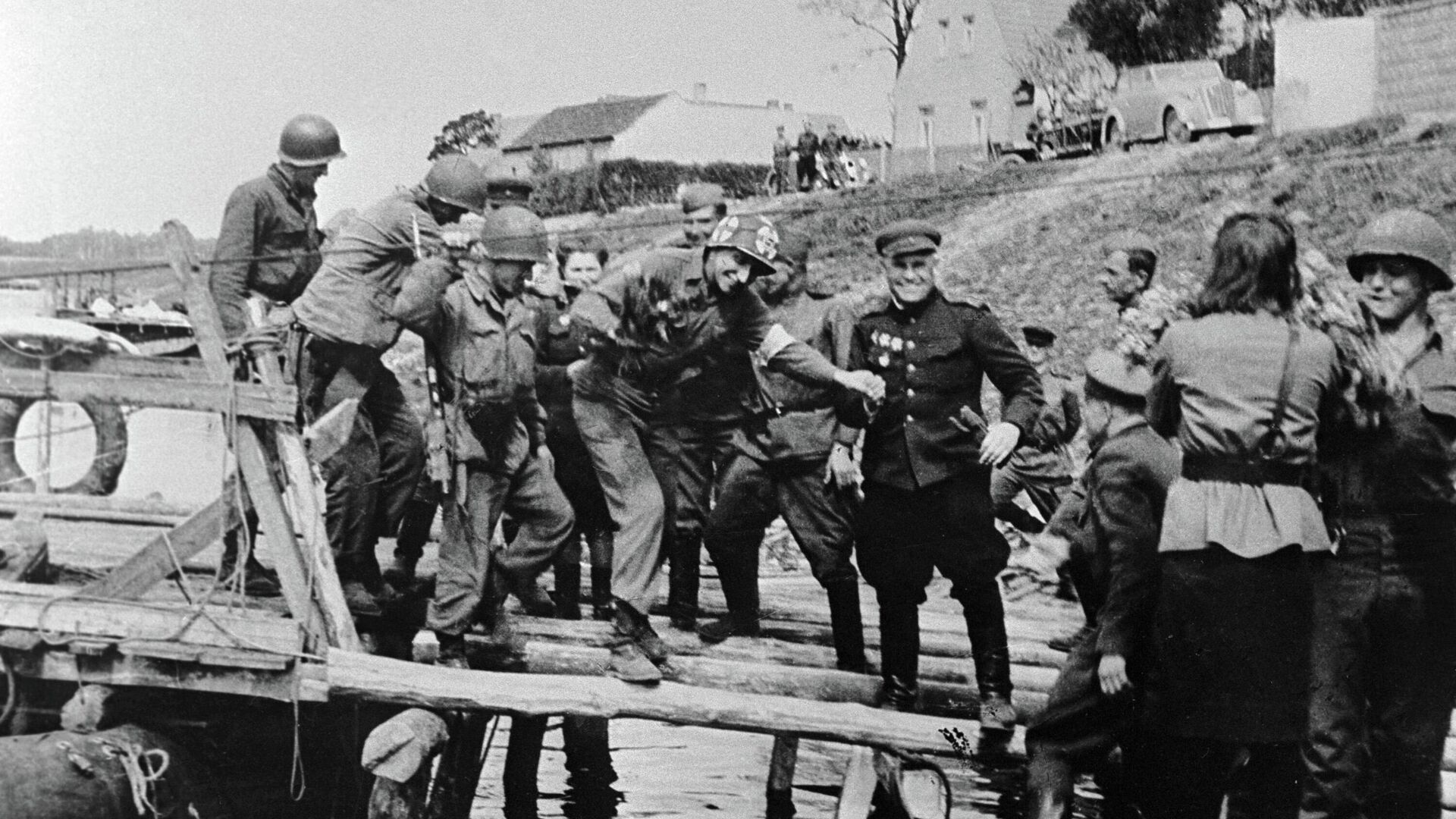 Советские и американские военнослужащие встречаются на реке Эльбе - РИА Новости, 1920, 25.04.2024