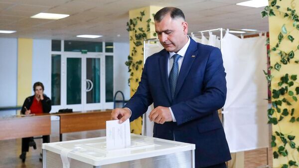 Кандидат на пост президента Южной Осетии Алан Гаглоев голосует на избирательном участке № 23 в Цхинвале