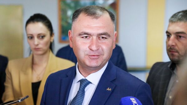Кандидат на пост президента Южной Осетии Алан Гаглоев отвечает на вопросы журналистов на избирательном участке № 23 в Цхинвале