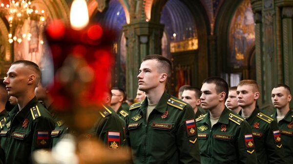Военнослужащие во время Божественной литургии в Главном храме Вооруженных сил Российской Федерации