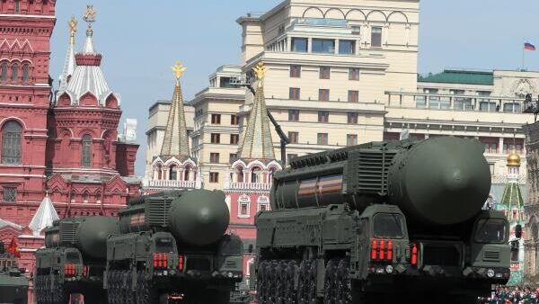 LIVE: Военная техника въезжает в Москву в преддверии парада Победы