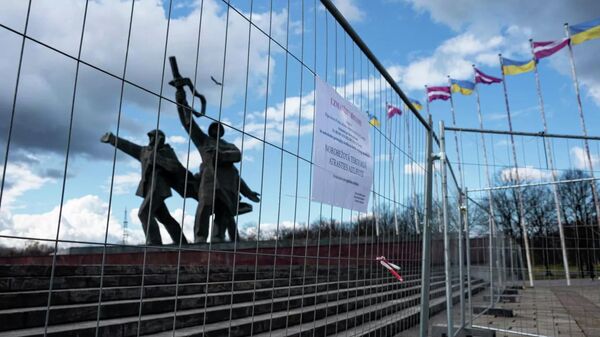 Забор, установленный сотрудниками полиции, в парке Победы в Риге
