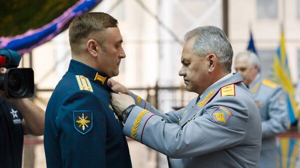 Министр обороны России вручает медаль Золотая Звезда подполковнику Дмитрию Литвинову