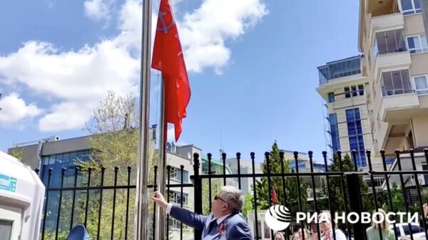 Посол России в Турции Алексей Ерхов и военный атташе Игорь Валдаев подняли в воскресенье Знамя Победы в Анкаре