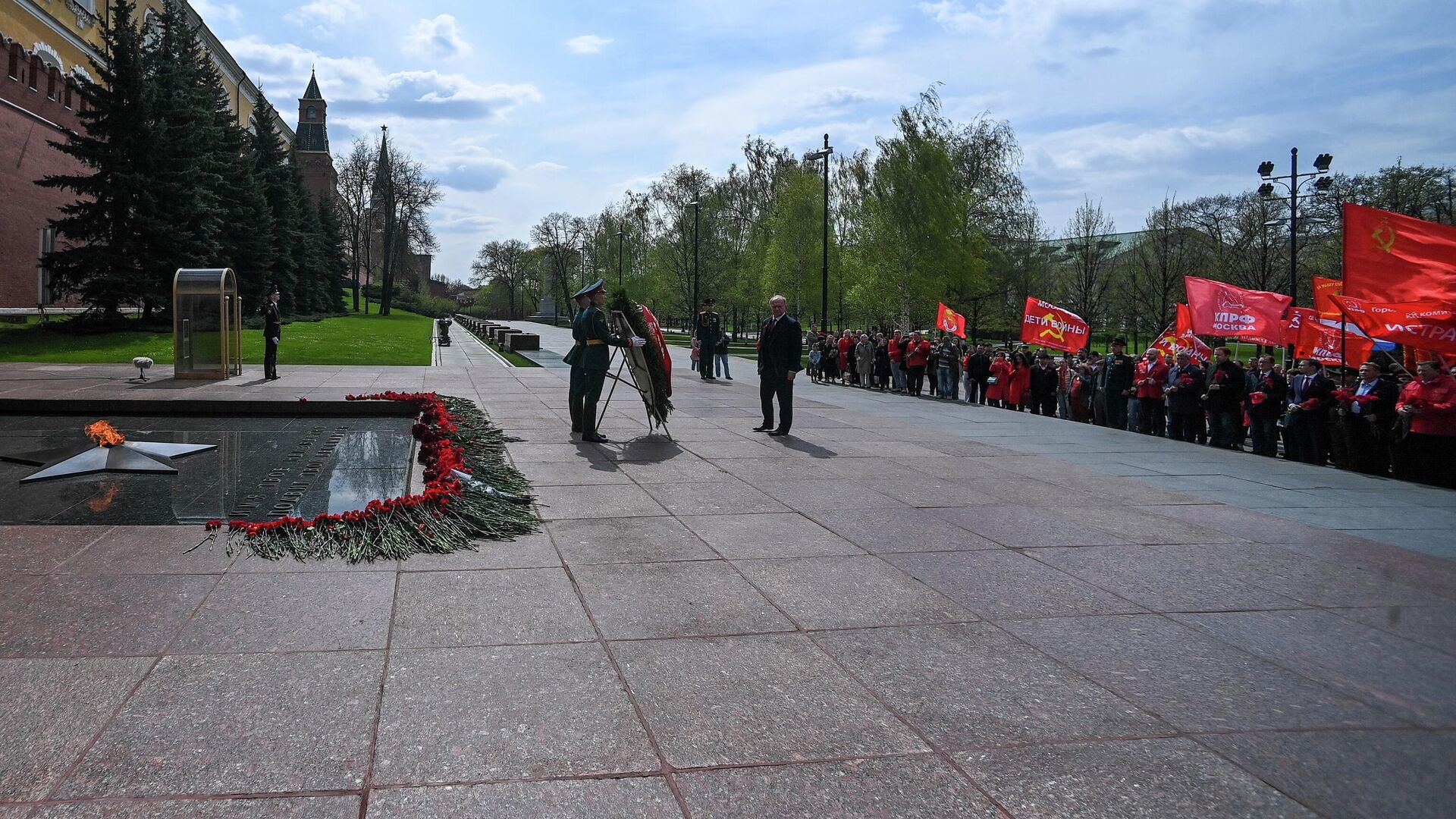 Председатель ЦК КПРФ Геннадий Зюганов возлагает цветы к Могиле Неизвестного Солдата в Александровском саду в Москве - РИА Новости, 1920, 08.05.2022