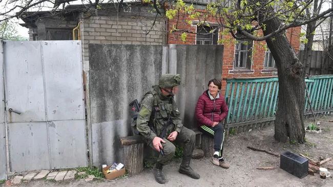 Мирное общение военнослужащих РФ с местным населением в Харьковской области