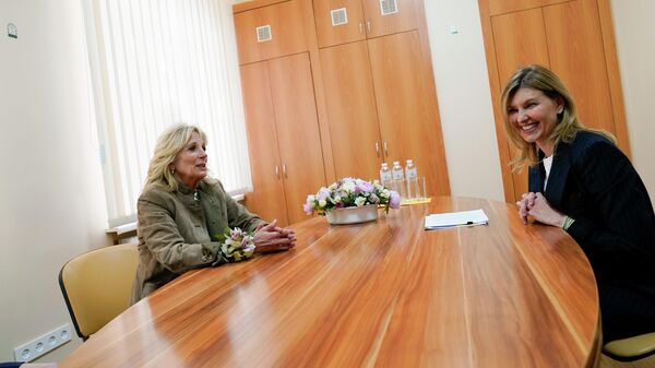 Джилл Байден и Елена Зеленская во время встречи в школе № 6 в Ужгороде