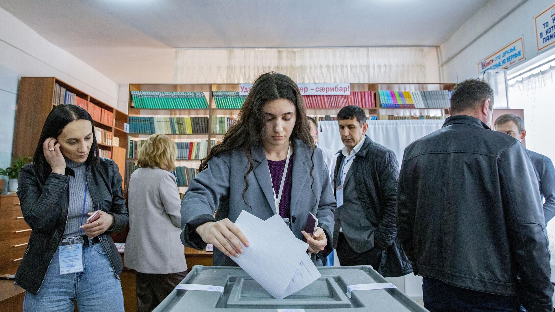 Девушка голосует на избирательном участке в Цхинвале - РИА Новости, 1920, 12.05.2022