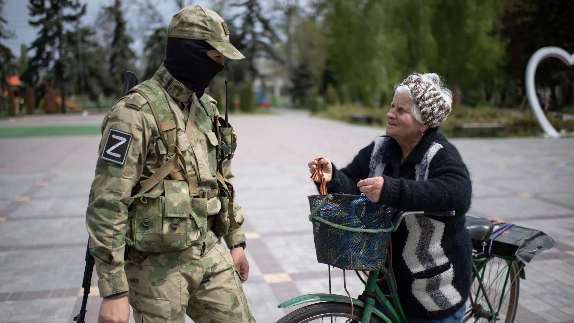 Российские военнослужащие раздают георгиевские ленточки жителям Херсонской области - РИА Новости, 1920, 09.05.2022