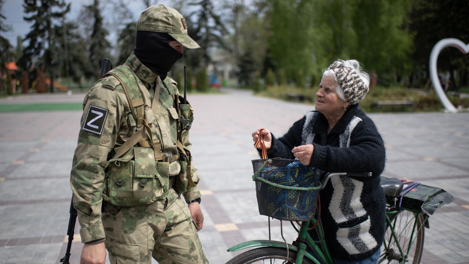 Российские военнослужащие раздают георгиевские ленточки жителям Херсонской области - РИА Новости, 1920, 08.06.2022