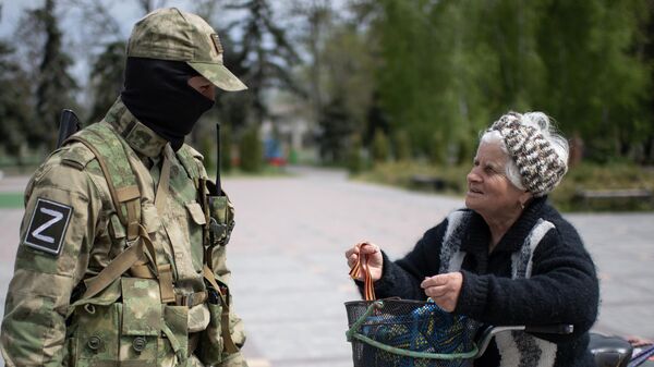 Российские военнослужащие раздают георгиевские ленточки жителям Херсонской области