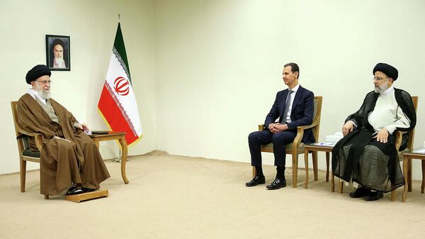 Верховный лидер Ирана аятолла Али Хаменеи, президент Сирии Башар Асад и президент Ирана Ибрахим Раиси во время встречи в Тегеране