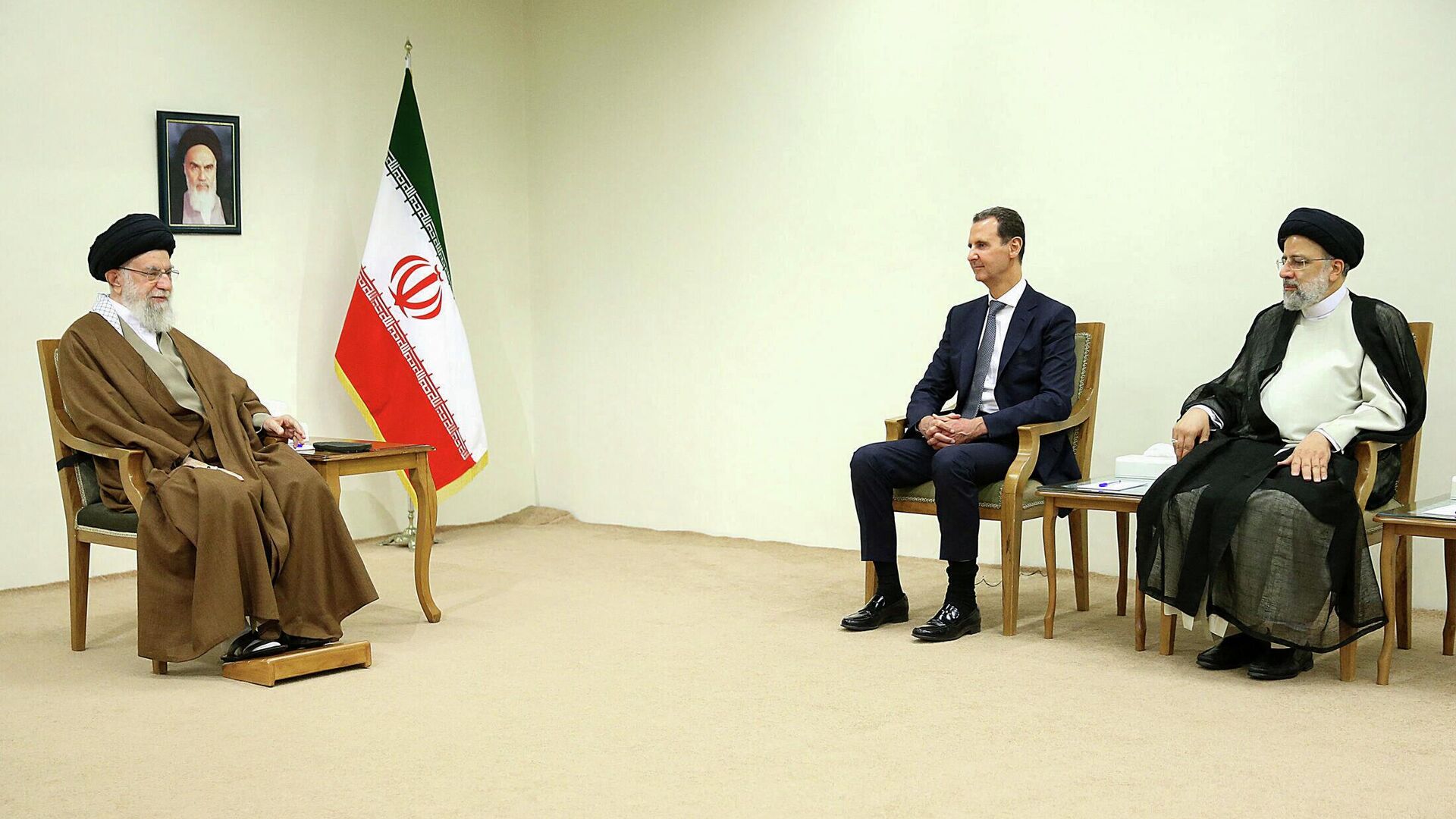 Верховный лидер Ирана аятолла Али Хаменеи, президент Сирии Башар Асад и президент Ирана Ибрахим Раиси во время встречи в Тегеране - РИА Новости, 1920, 08.05.2022