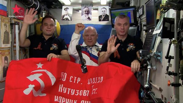 Космонавты поздравили россиян с Днем Победы