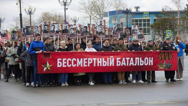 Участники акции Бессмертный полк, посвященной 77-й годовщине Победы в Великой Отечественной войне, в Южно-Сахалинске