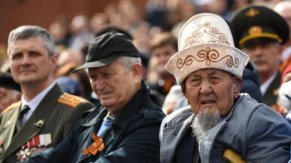 Зрители на военном параде в честь 77-й годовщины Победы в Великой Отечественной войне