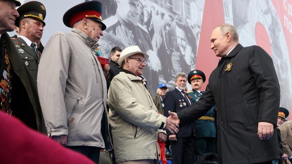Президент России Владимир Путин с ветеранами перед началом военного парада в ознаменование 77-й годовщины Победы в Великой Отечественной войне 1941-1945 годов на Красной площади в Москве