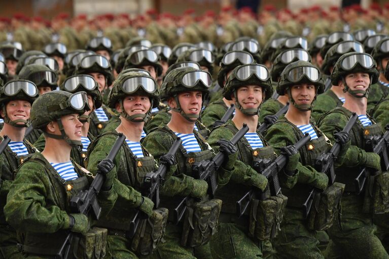 Военнослужащие воздушно-десантных войск на военном параде в честь 77-й годовщины Победы в Великой Отечественной войне