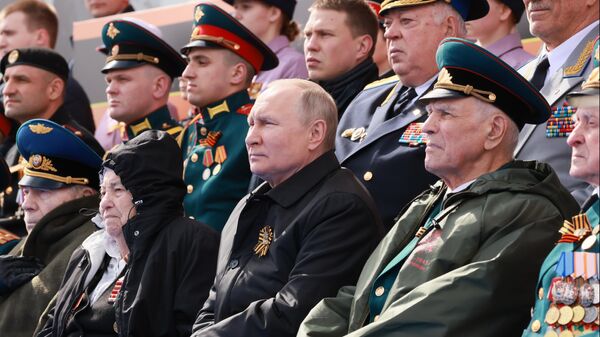Президент России Владимир Путин на военном параде в ознаменование 77-й годовщины Победы в Великой Отечественной войне на Красной площади в Москве