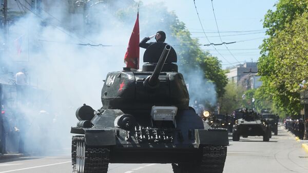 Танк Т-34-85 на военном параде, посвященного 77-й годовщине Победы в Великой Отечественной войне, в Севастополе