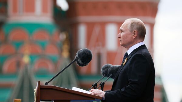 Президент России Владимир Путин выступает на военном параде в ознаменование 77-й годовщины Победы в Великой Отечественной войне на Красной площади в Москве