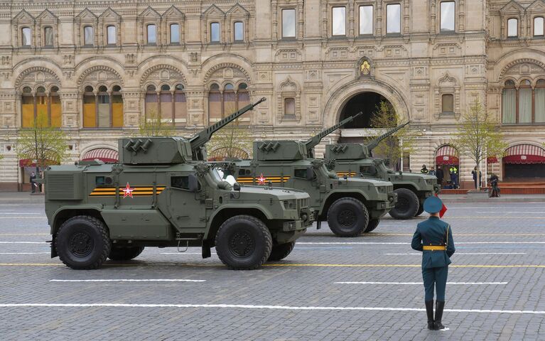 Бронеавтомобили Тайфун-ВДВ с дистанционно-управляемым боевым модулем на военном параде в честь 77-й годовщины Победы в Великой Отечественной войне