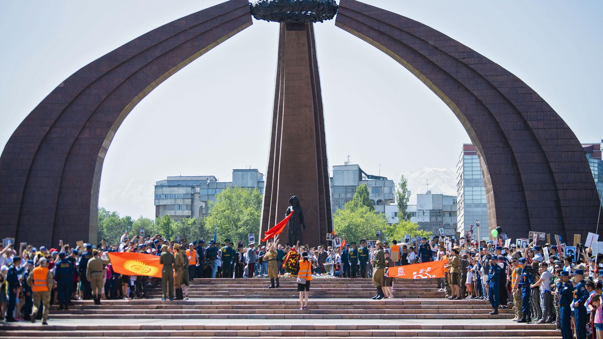 Участники празднования Дня Победы на площади Победы в Бишкеке Участники празднования Дня Победы на площади Победы в Бишкеке - РИА Новости, 1920, 22.04.2025