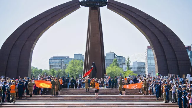 Участники празднования Дня Победы на площади Победы в Бишкеке