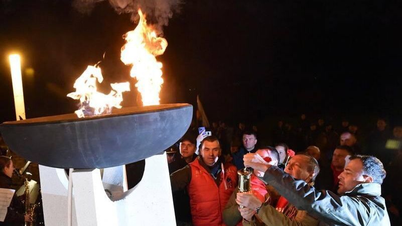 На Саур-Могиле зажгли Вечный огонь от пламени с Могилы Неизвестного Солдата в Москве - РИА Новости, 1920, 09.05.2022