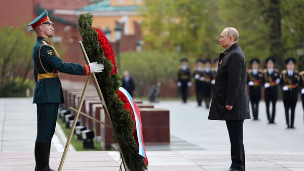 Президент РФ Владимир Путин на церемонии возложения цветов к Вечному огню у Могилы Неизвестного Солдата в Александровском саду